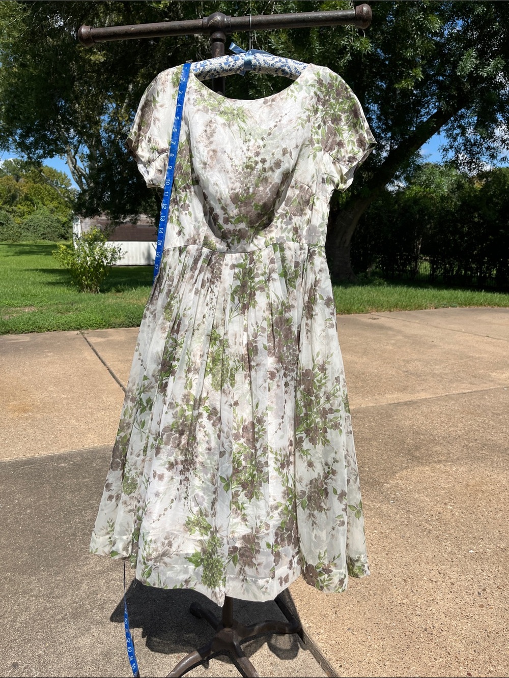 Vintage Hand made Floral Short-Sleeve Midi Dress in White and Green